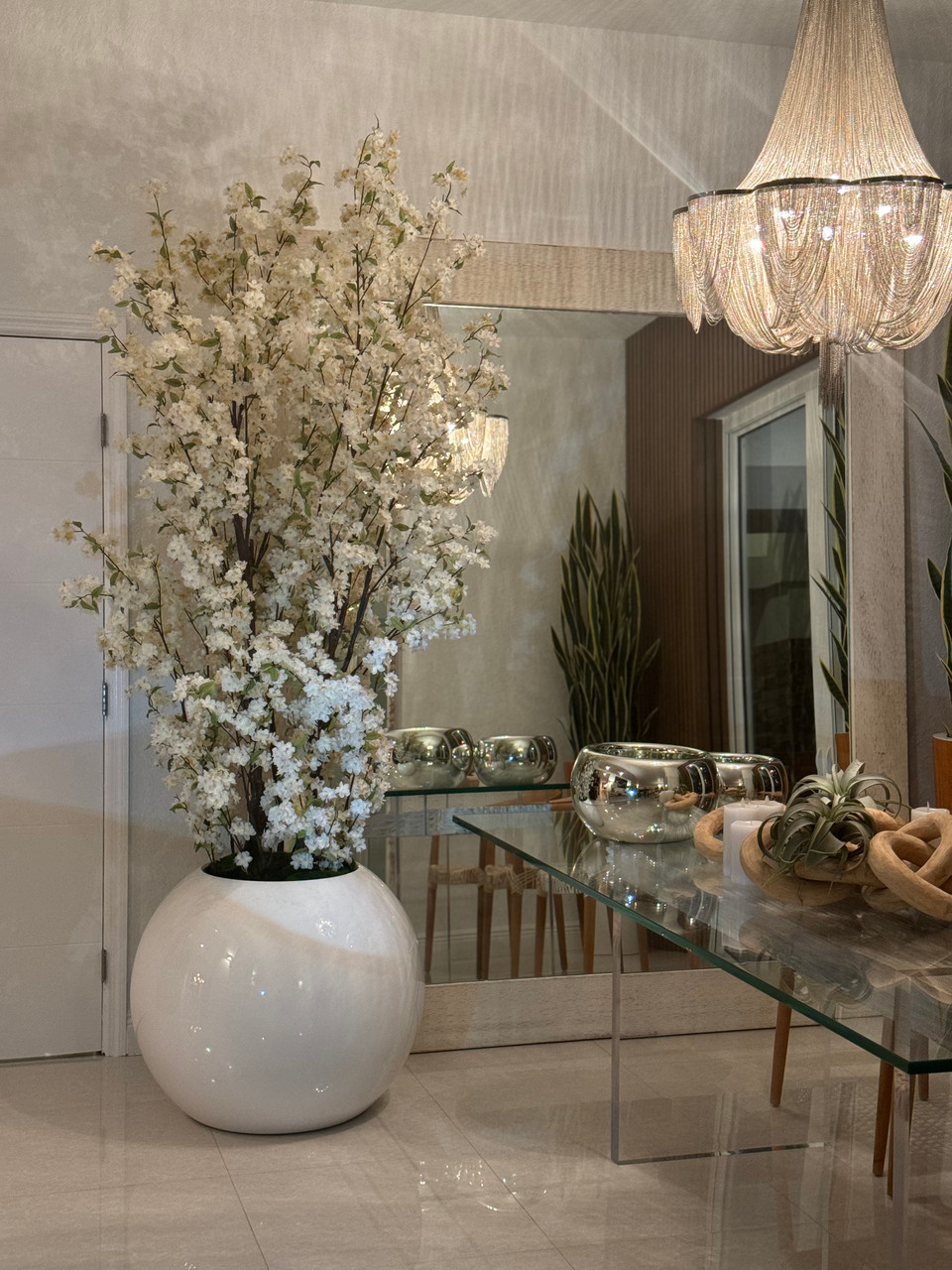 Globe Branches フラワーシャンデリア 30″ Glossy White Globe Planter with White Cherry Blossom