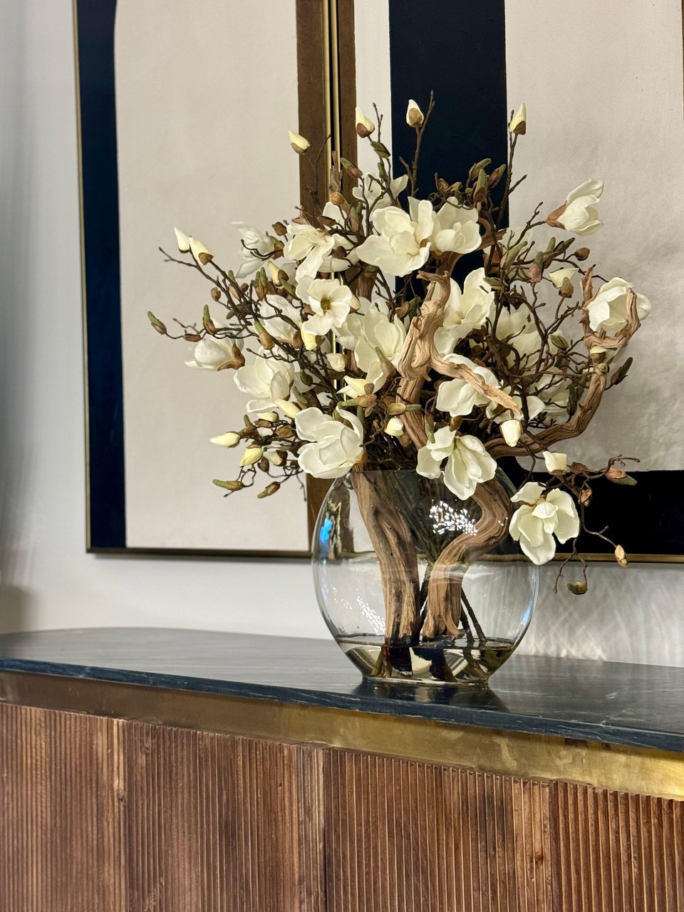 DAISAK MOON 花瓶　BEAMS 16″ Moon Vase With Magnolias - CFA Design Group